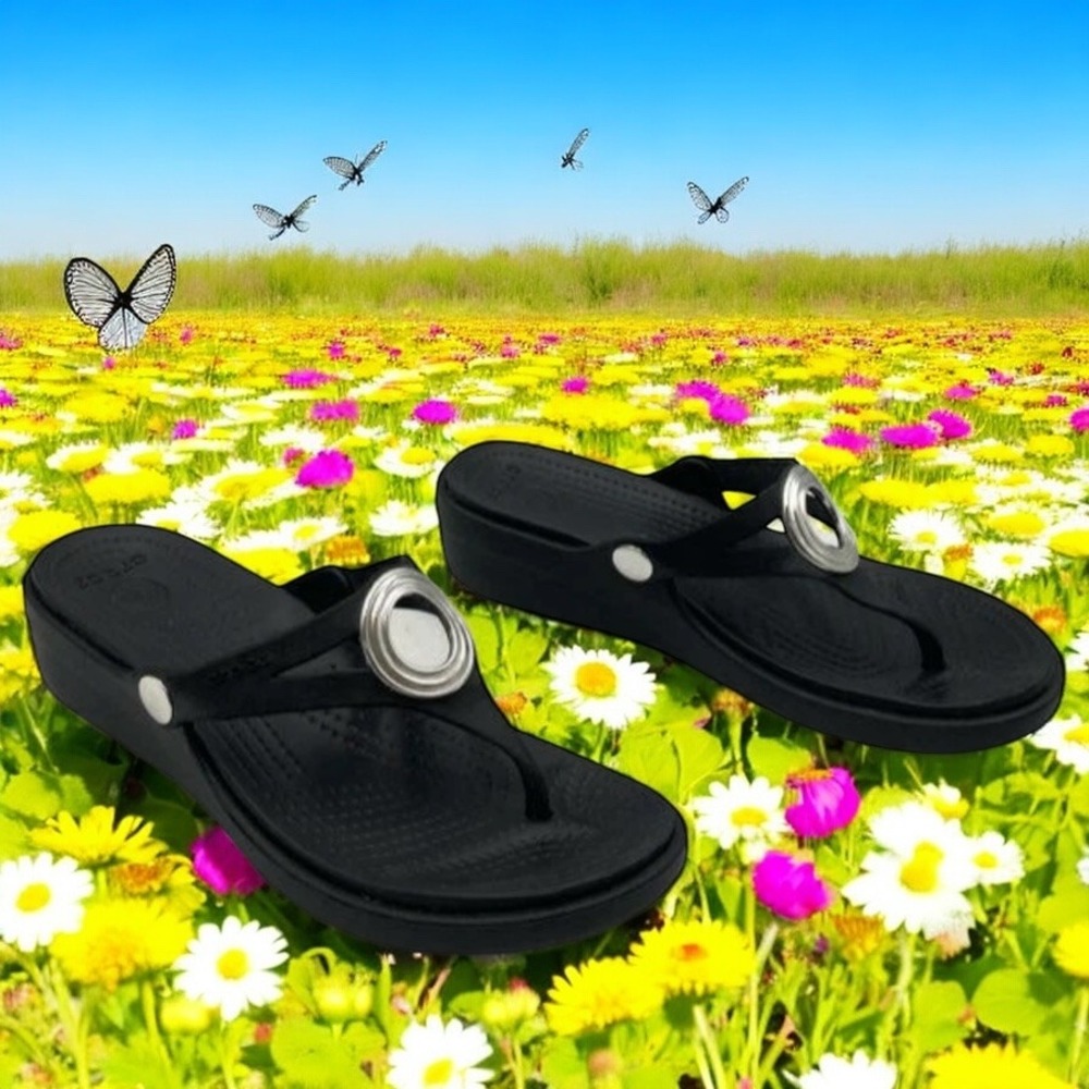 Crocs Retired -Sanrah Beveled Circle Slide Sandal Women's Size 6 Black Likenew